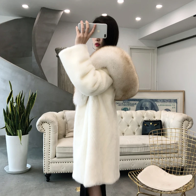 Женское пальто с мехом норки длинное капюшоном и воротником из натурального