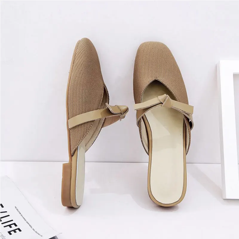 Женская модная обувь на плоской подошве в сдержанном стиле с бабочками тапочки