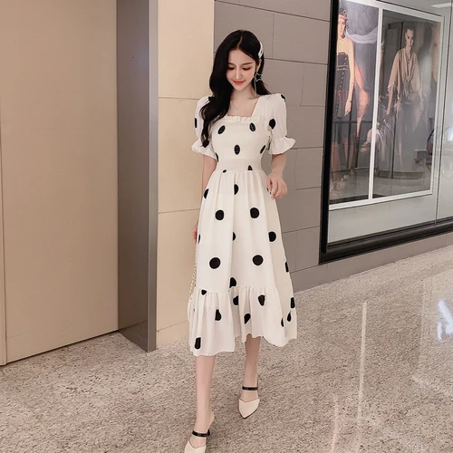 Женское платье в горошек короткое свободное с бантом и открытой спиной пышными