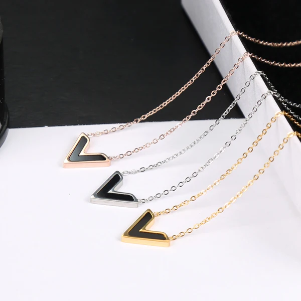 

YUN RUO 2019 Rose Gold Color Luxury Qualities Fashion Black Letter V Pendant Necklace Titanium Steel Jewelry Woman Gift Not Fade