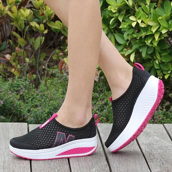 Женские кроссовки с воздушной сеткой дышащие на танкетке 5 см спортивная обувь