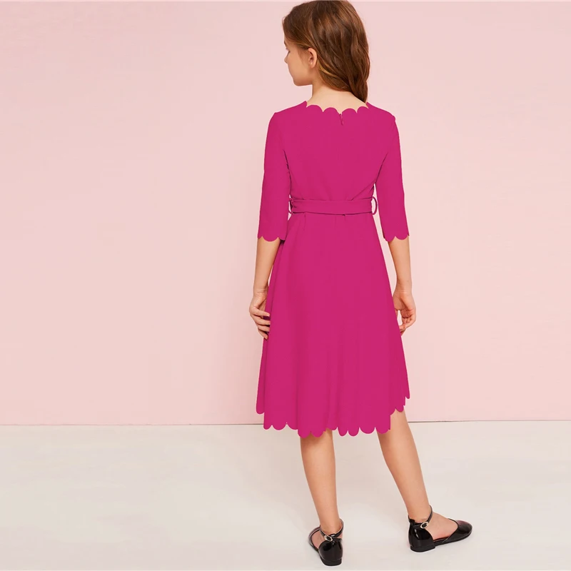 SHEIN Kiddie/однотонное праздничное платье с зубчатым подолом для девочек с поясом, г., летние детские платья с высокой талией, милое ТРАПЕЦИЕВИДНОЕ расклешенное платье до колена