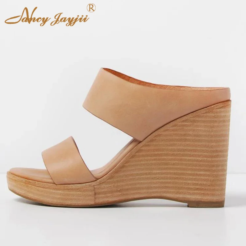 Женские шлепанцы на танкетке телесного и коричневого цвета с широким ремешком