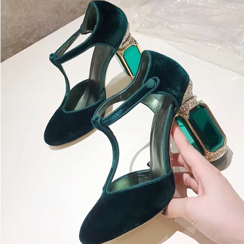 Зеленые бархатные босоножки на не сужающемся книзу массивном каблуке украшенные