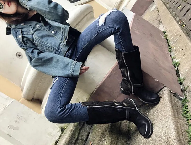 Jady/модные красные осенне-зимние женские высокие сапоги из натуральной кожи с боковой молнией на плоской подошве, Botas Mujer, сапоги на платформе с заклепками