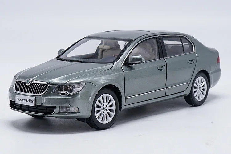 Оригинальная коробка, новинка, 1:18 Skoda Superb, литая под давлением металлическая модель автомобиля, игрушка для детей, подарки на день рождения, коллекция игрушек