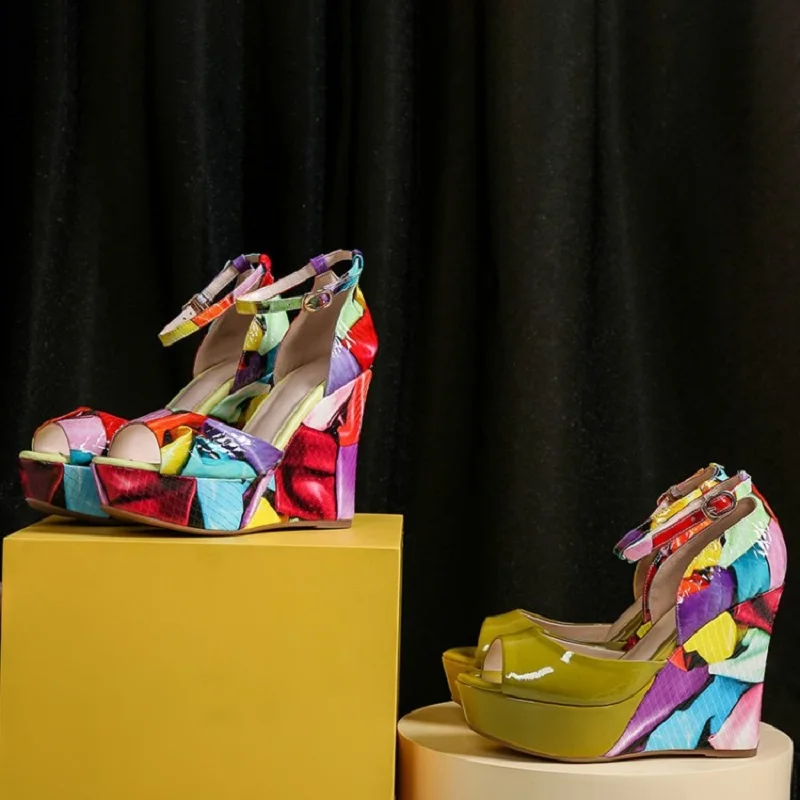 Новинка лета 2019 Модные женские сандалии ярких цветов с пряжкой и