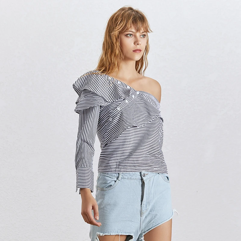 Женская блузка в полоску TWOTWINSTYLE белая с открытыми плечами воротником-косами