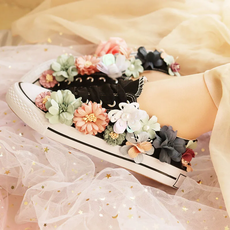 

Vabadus/женские кроссовки; парусиновая обувь с объемными цветами; Цвет черный, белый; лоферы; удобная повседневная Вулканизированная Обувь На Ш...