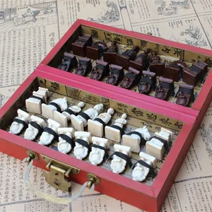 Шахматы Yernea, антикварные трехмерные шахматы из смолы, маленькие складные, набор с шахматной доской, развлекательные подарки для родителей и детей