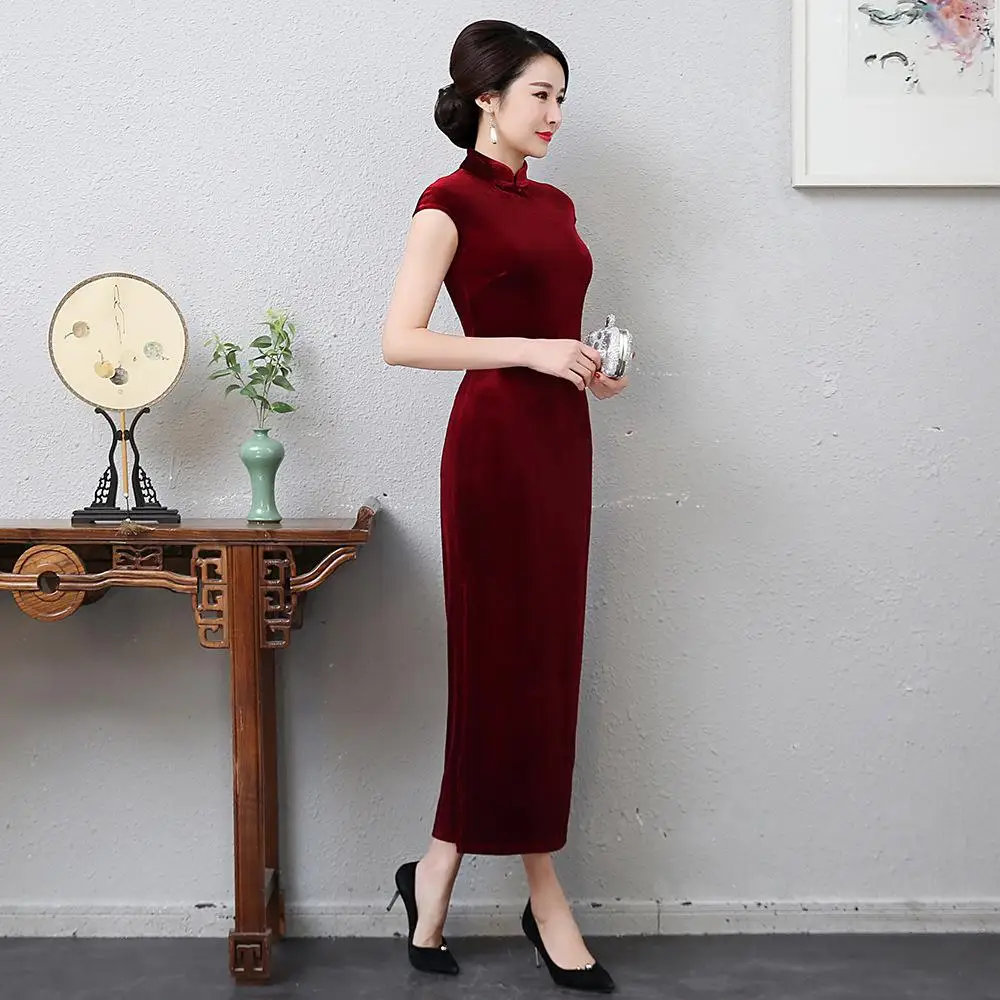 Однотонное черное платье с коротким рукавом Cheongsam сексуальное тонкое длинное платье с разрезом Qipao зимнее бархатное платье для сцены - Цвет: Красный
