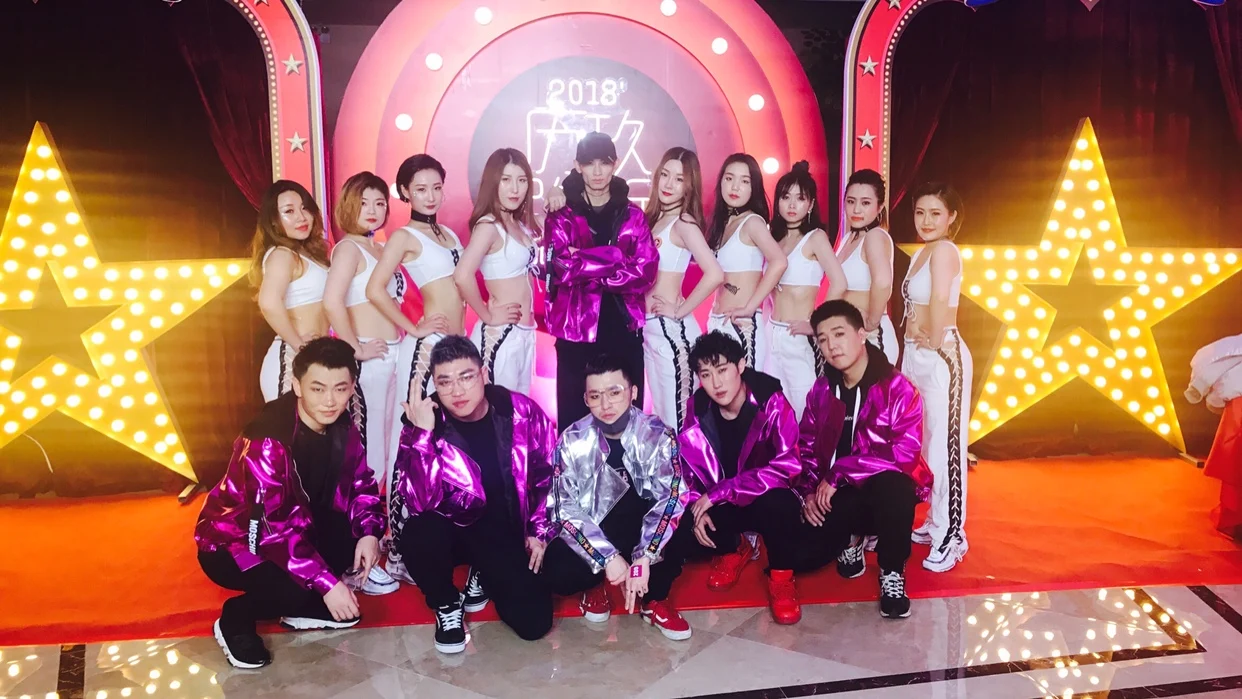 

Male Night Bar Hip Hop Hairdresser Jacket Stage Show Costumes Men Purple PU Leather Jacket Hooded Loose Baseball Coat