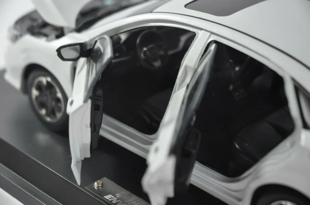 1:18 литая под давлением модель для Honda Envix белый Седан сплав игрушечный автомобиль миниатюрная Коллекция подарков