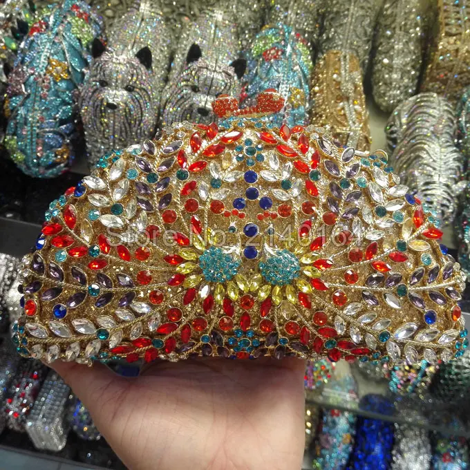 Вечерняя сумка с красными стразами и маленьким оранжевым павлином Сумка шипами