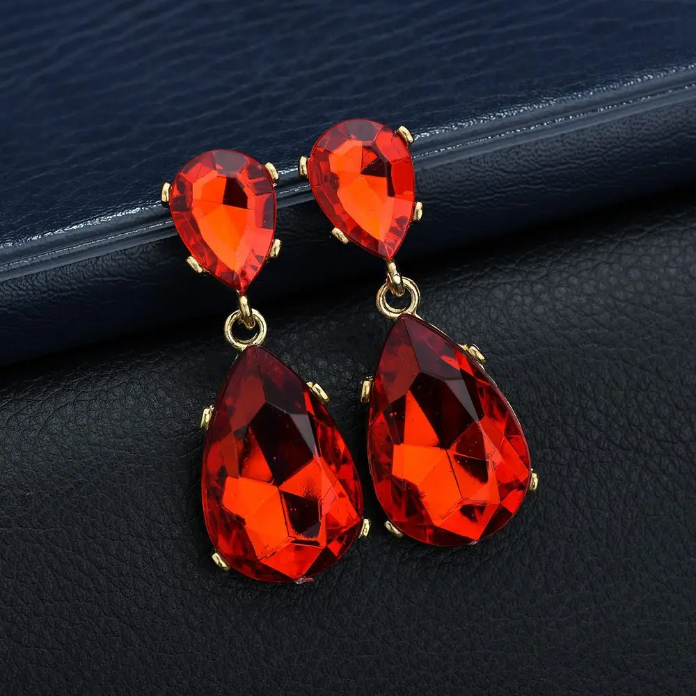 Шикарные женские серьги-гвоздики с каплевидным кристаллом воды в яркой расцветке изысканного стиля и роскоши.