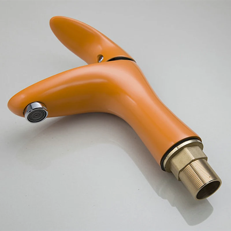 Современный красивый керамический смеситель с распылителем для