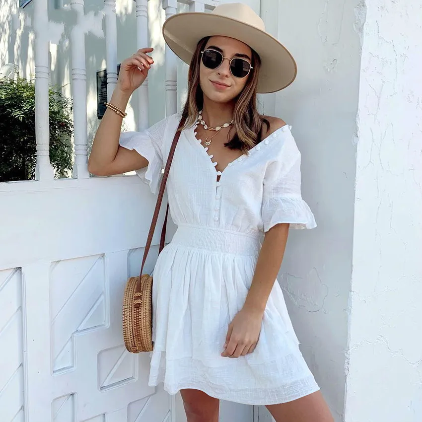 Женское однобортное мини платье повседневное белое летнее с рюшами и коротким