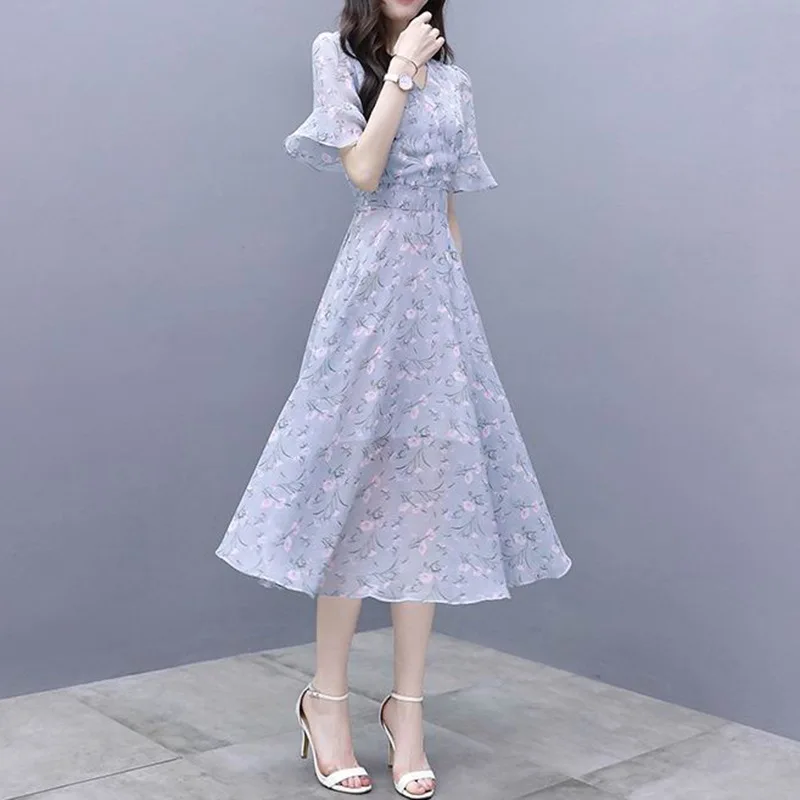 Тонкое летнее платье с v образным вырезом и коротким рукавом женское