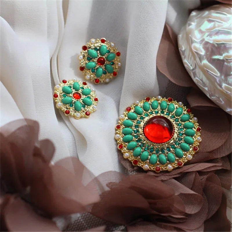 Серьги гвоздики из серебра 2019 пробы с инкрустированными красными и синими