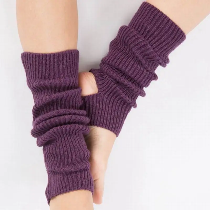 Женские зимние леггинсы с длинными тёплыми носками и вязаными леггинсами.