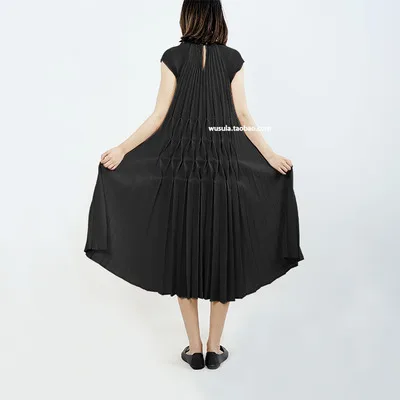 Платье свободного покроя со складками с короткими рукавами | Женская одежда