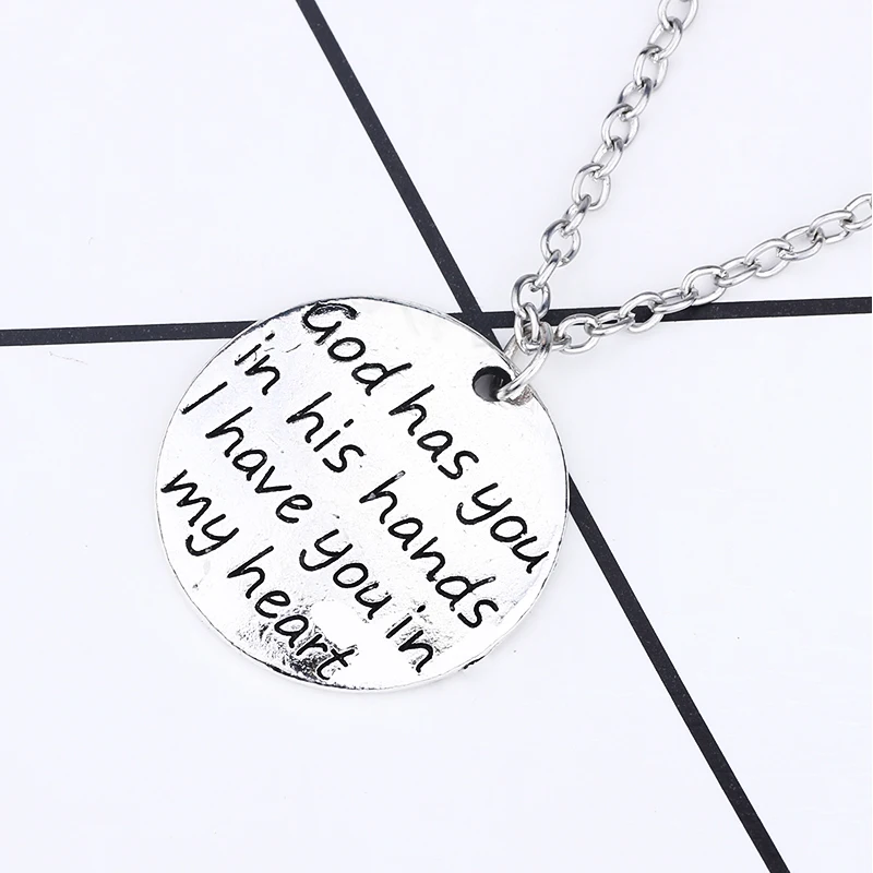 Женское ожерелье с подвеской God Has You In His Hands вдохновленное надписью модное для