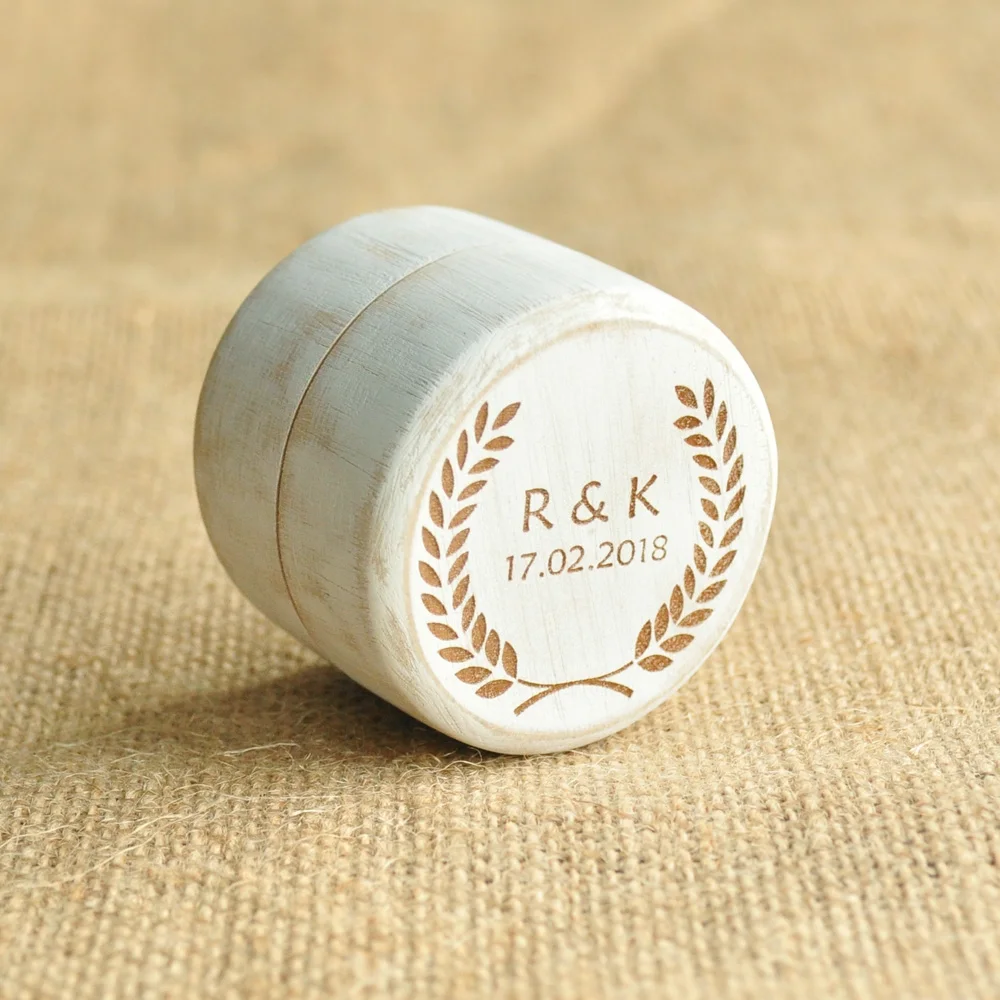 Индивидуальная коробка для кольца в рустикальном стиле с гравировкой на свадьбу