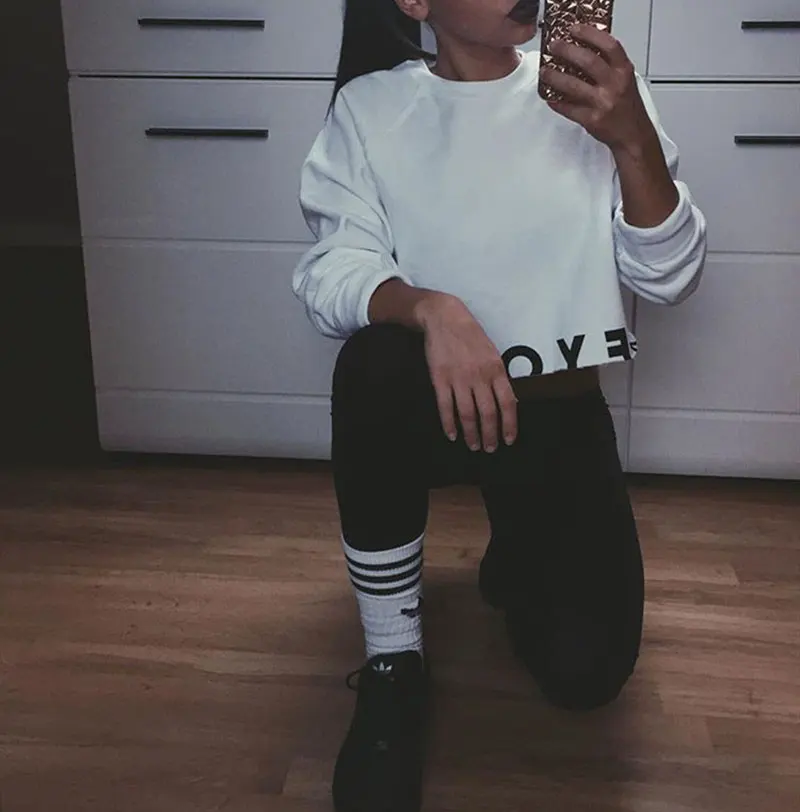 Женский короткий свитшот с буквенным принтом повседневный Укороченный