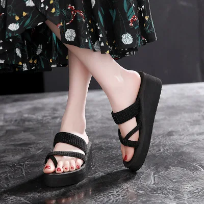 Новое поступление летние женские шлепанцы однотонные на платформе модная