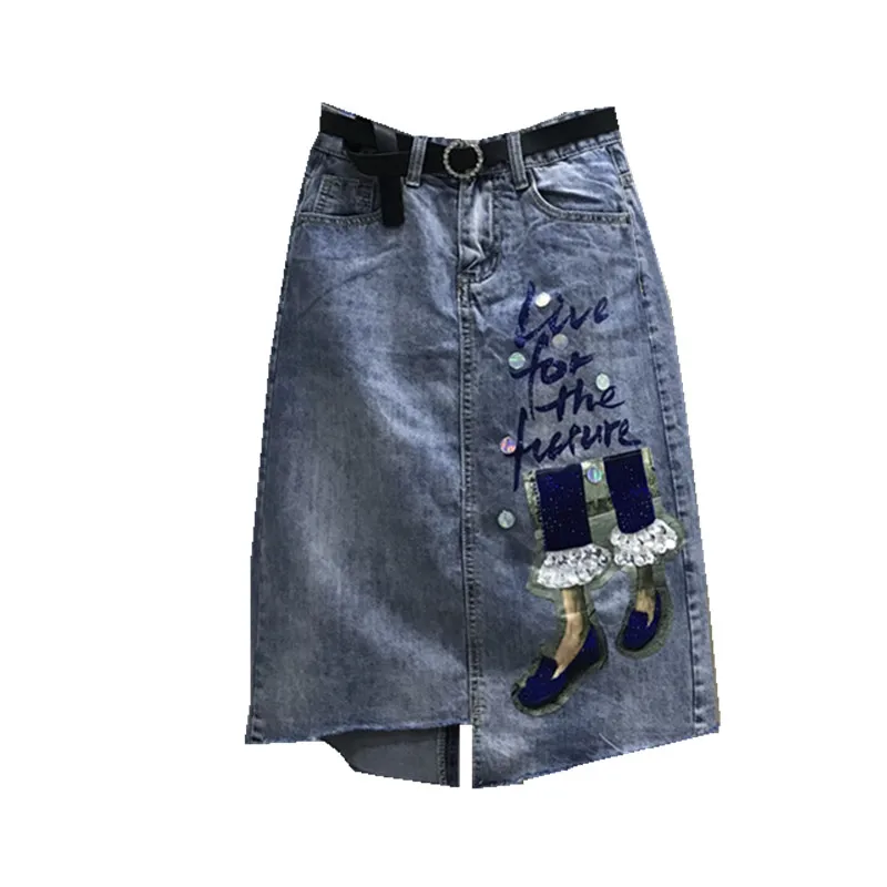 Длинная джинсовая юбка расшитая блестками с неровным краем и буквенным принтом