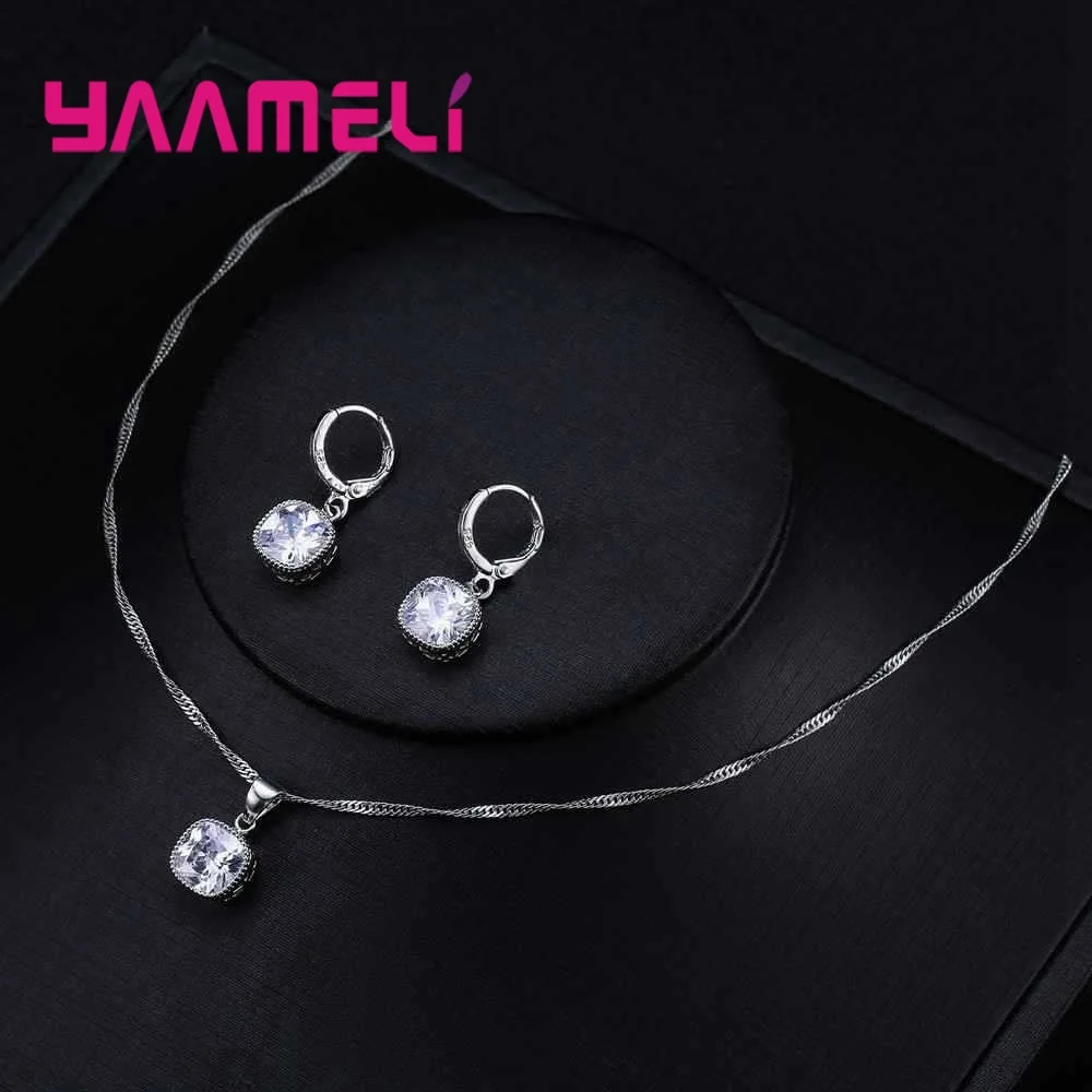 Женский комплект из колье и серёг серебра 925 пробы с квадратными фианитами |