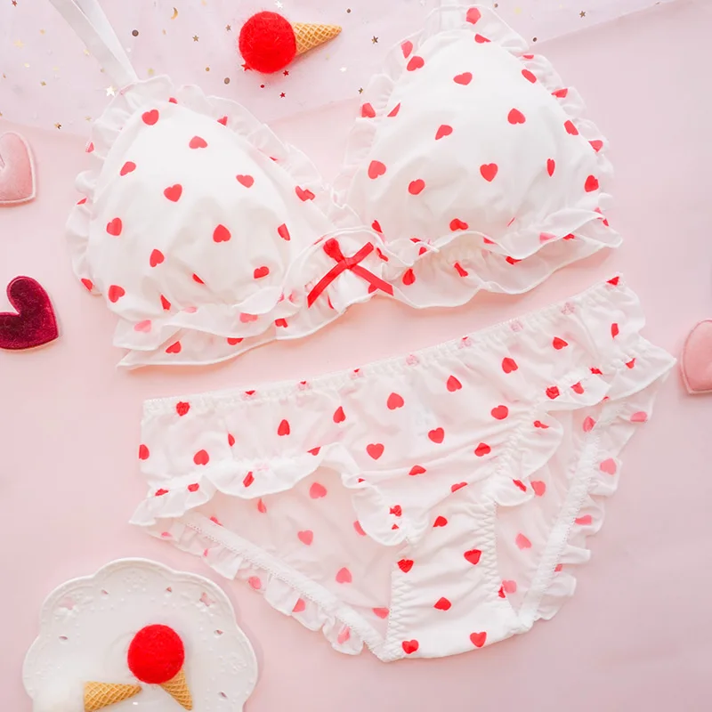 Милый японский молочный Шелковый бюстгальтер с красными сердечками и трусики