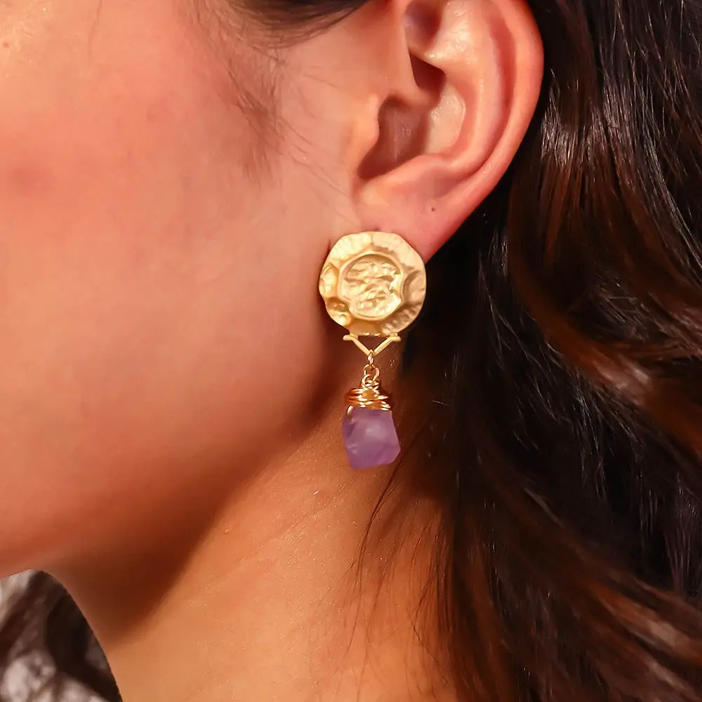 Тренд серьги матовые золотые фиолетовые из природного камня девушка сердце
