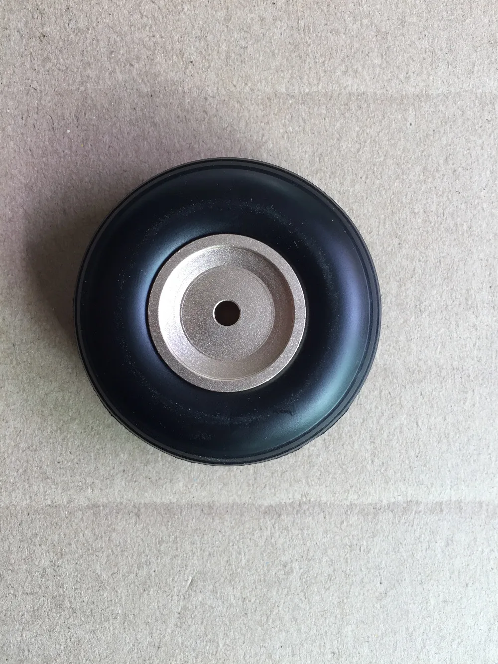 Полиуретановое колесо для радиоуправляемого самолета с алюминиевой втулкой