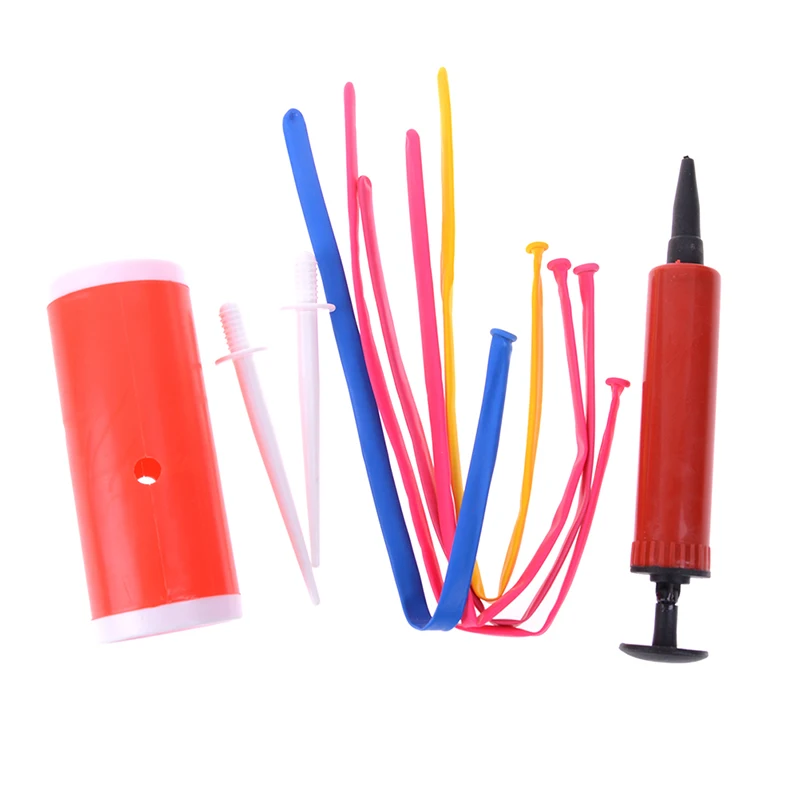 Пластиковый меч через воздушный шар крупным планом представление Волшебные