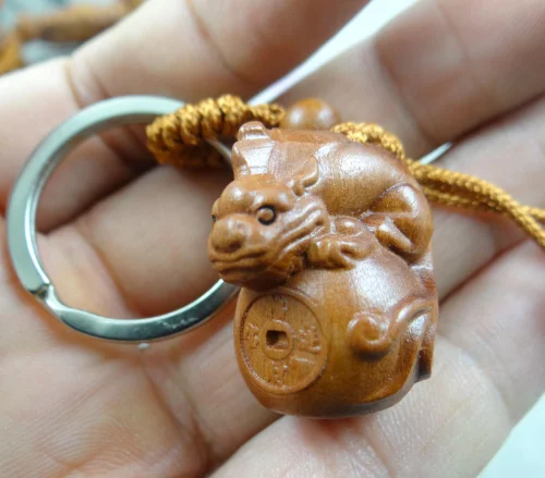 Брелок для ключей из натурального красного дерева с трехмерной гравировкой