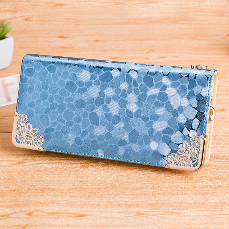 Роскошная сумка клатч от известного бренда золотистого и серебристого цвета из