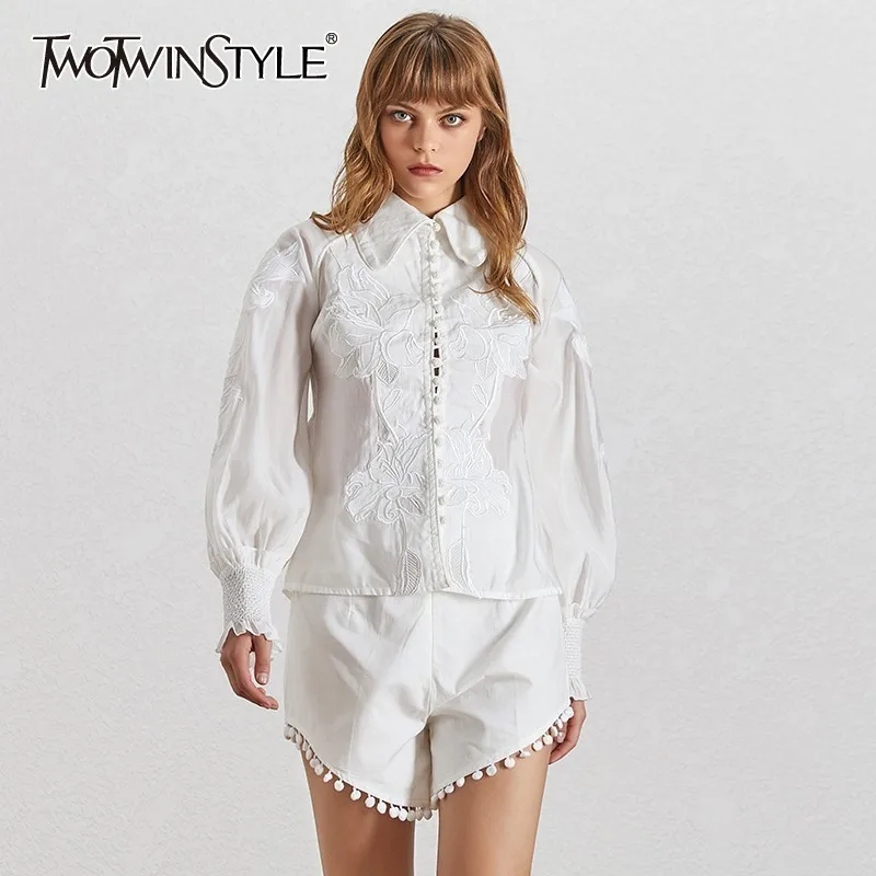 TWOTWINSTYLE летний женский комплект из двух предметов с вышивкой, с отворотом, с рукавом-фонариком, рубашка с высокой талией, тонкие шорты, женский костюм