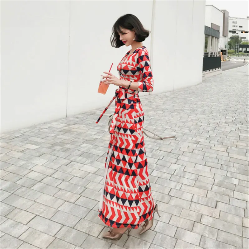 Женское длинное пляжное платье с v-образным вырезом и геометрическим узором