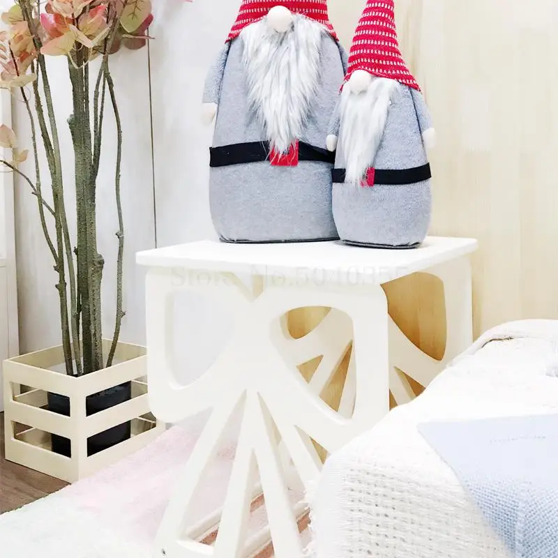 Прикроватный журнальный столик в скандинавском стиле для девушек форме