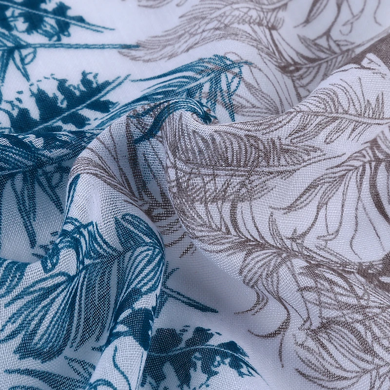 Женский маленький листовой шарф с кисточками в богемном стиле обтягивающий