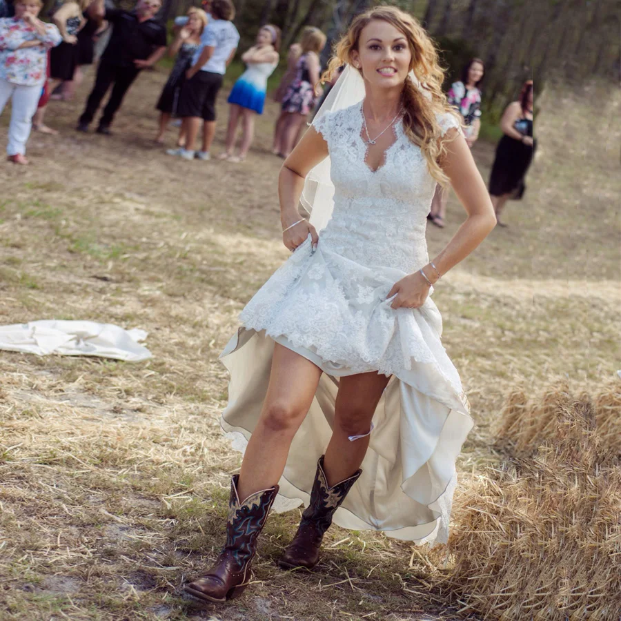 Винтажные свадебные платья в стиле кантри с v образным вырезом и рукавами