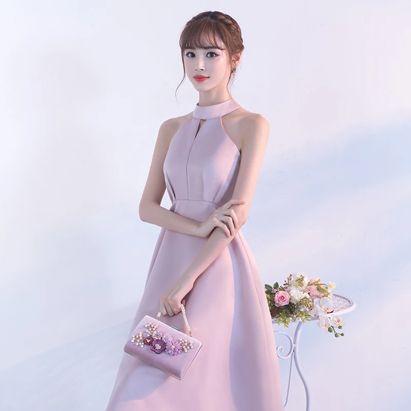 Женское атласное платье с лямкой на шее розовое коктейльное поясом элегантное