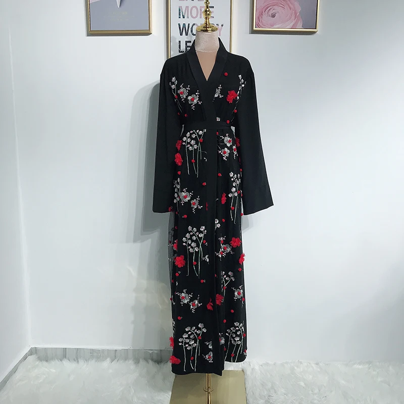

Женское длинное кимоно с цветочной вышивкой