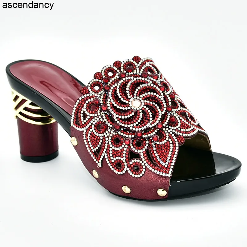 Женские свадебные туфли дизайнерские на высоком каблуке украшенные стразами без