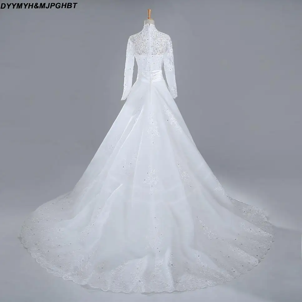 Пышные свадебные платья с высоким воротником украшенные кристаллами и кружевом