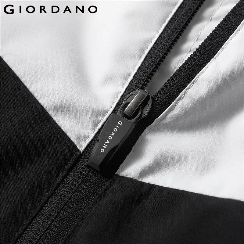 Giordano мужская спортивная ветровка с высоким воротом имеет широкий размерный ряд. |