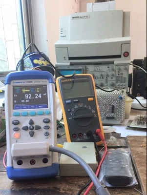 Цифровой портативный измеритель высокой точности LCR 10 кГц L C R Q D Z Theta ESR Тестер TFT lcd сенсорный экран USB AC100-240V AT825