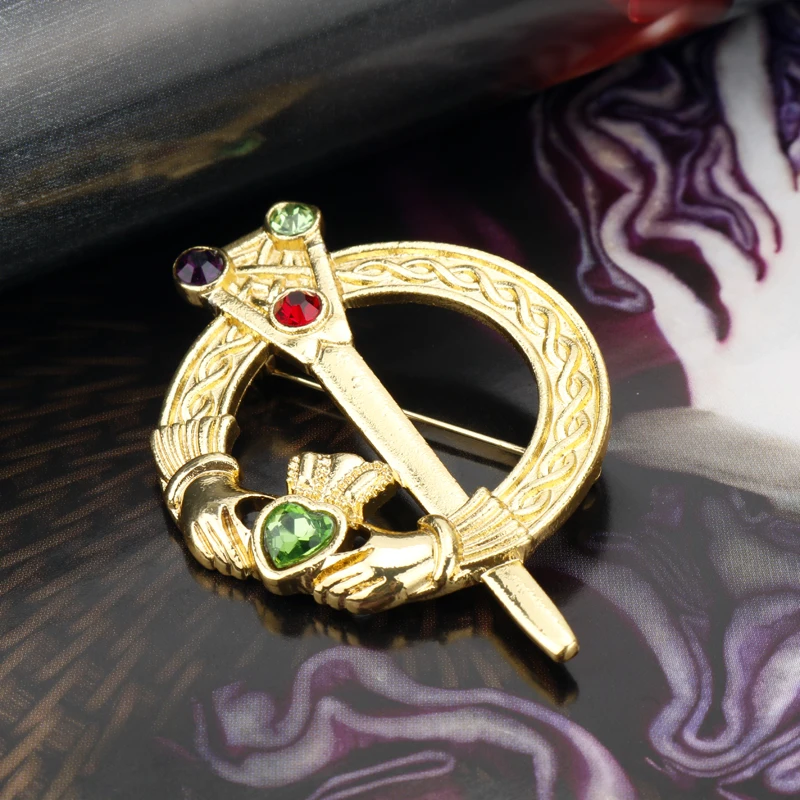 MQCHUN новая Claddagh скипетр броши в форме руки и любящее сердце формы брошь виде