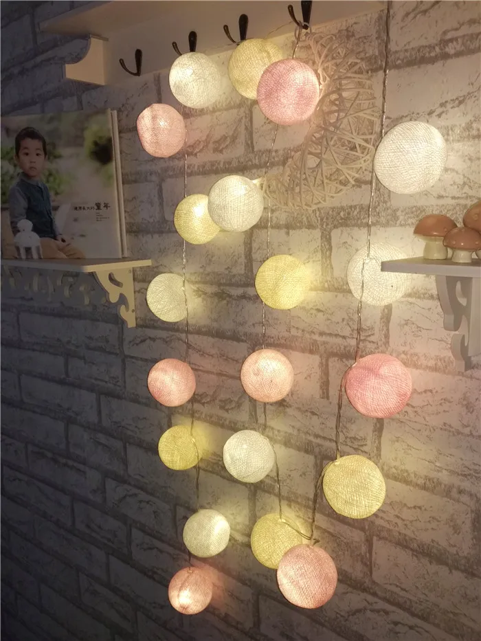 Светодиодная гирлянда с розовыми + кремовыми белыми ватными шариками на